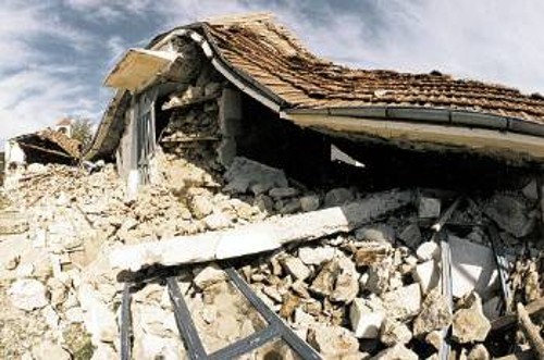 Αυτό το σχολείο στα Γρεβενά είχε καταρρεύσει μετά το σεισμό του 1995. Ευτυχώς, ήταν Σάββατο και δεν υπήρχαν μέσα μαθητές...