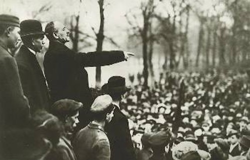 Ο Καρλ Λίμπκνεχτ το 1918 σε ομιλία τουστον επαναστατημένολαό