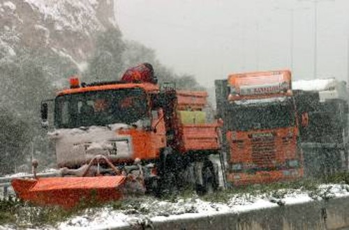 Ο χιονιάς σκέπασε τη χώρα, και η ανυπαρξία υποδομών την... «έθαψε»