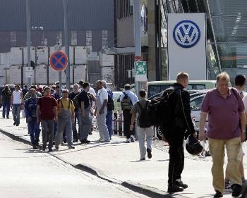 Η ανεργία απειλεί 20.000 εργάτες και τα κέρδη των καπιταλιστών καλά κρατούν