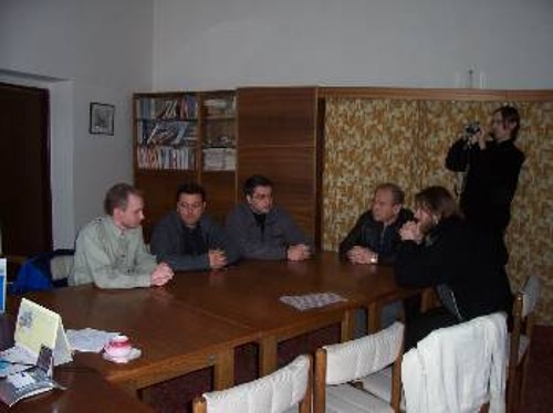 Στιγμιότυπο από την πρόσφατη επίσκεψη αλληλεγγύης αντιπροσωπείας του ΚΣ της ΚΝΕ (από τους Θ, Γκιώνη και Κ.Παπασταύρου)στην Πράγα