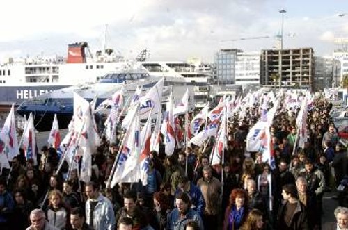 Η πλειοψηφία της ΠΝΟ αποδεικνύεται ανίκανη να ανταποκριθεί στη δύναμη που έδωσε στους ναυτεργάτες ο μεγάλος απεργιακός αγώνας, τονίζουν τα ταξικά σωματεία