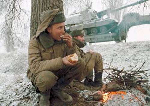 Ρώσος στρατιώτης τρώει ψωμί σε ένα διάλειμμα από τις μάχες