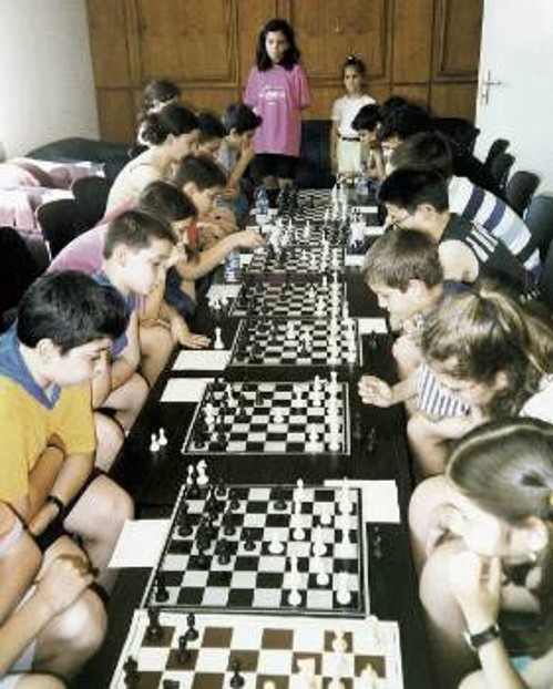 Στο Παγκόσμιο Σχολικό της Χαλκιδικής, στα Πανελλήνια Σχολικά της Λεπτοκαρυάς, αλλά και στην Αττική (Καλλιθέα-Περιστέρι) το σκάκι είναι μαζικό και έχει θέαμα!