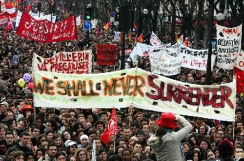 Βλέπετε οι Γάλλοι αντιδρούν σε κάτι που είναι ήδη νόμος στη χώρα τους. Αρα... «παρανομούν»! Αλλά ευτυχώς οι «παράνομοι» λαοί έχουν άλλες απόψεις, όπως γράφει και το πανό της διαδήλωσης στο Παρίσι: «We shall never surrender» («Δε θα παραδοθούμε ποτέ»)