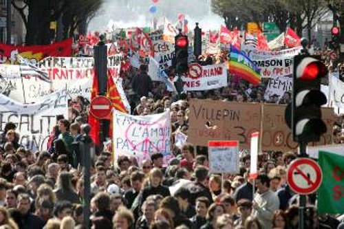 Οι δυναμικοί αγώνες, όπως αυτός στη Γαλλία το Μάρτη του 2006 (φωτό) ενάντια στο λεγόμενο νόμο για την πρώτη απασχόληση, δεν αρκούν από μόνοι τους, αν δεν υπάρχει συνολική ρήξη με την πολιτική των καπιταλιστικών αναδιαρθρώσεων