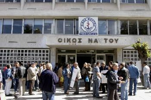 Τα κέρδη των εφοπλιστών αυξάνονται παράλληλα με την ανεργία των ναυτεργατών, χάρη στην αντιναυτεργατική πολιτική ΝΔ - ΠΑΣΟΚ (φωτ. από παλιότερη κινητοποίηση στον Οίκο του Ναύτη)