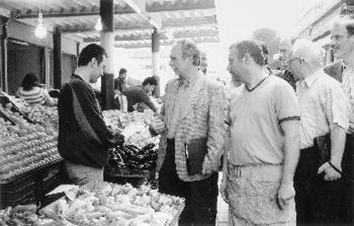 Περιοδεία του Σπ. Χαλβατζή χτες στη Βαρβάκειο αγορά