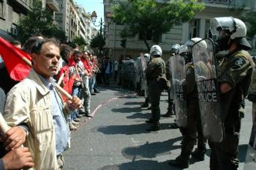 Ενα οικοδομικό τετράγωνο πριν από το σημείο που η Ράις υπαγόρευε πολιτική και η ελληνική κυβέρνηση χειροκροτούσε