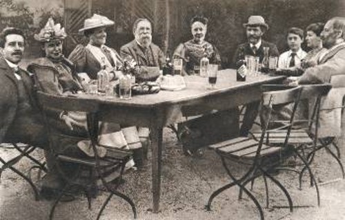 Ο Ενγκελς στη Ζυρίχη κατά τη διάρκεια του Διεθνούς Σοσιαλιστικού Εργατικού Συνεδρίου τον Αύγουστο του 1893. Δεξιά από τον Ενγκελς η Κλάρα Τσέτκιν. Αριστερά, η Ιουλία και ο Αύγουστος Μπέμπελ