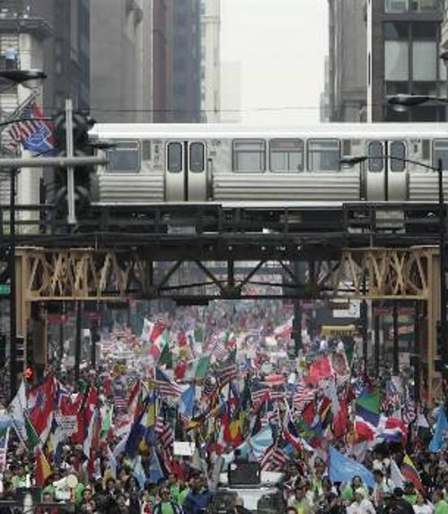θλιβεραί μειοψηφίαι διαταράσσουν την κοινωνική γαλήνη στις πόλεις (φωτογραφία από το Σικάγο)