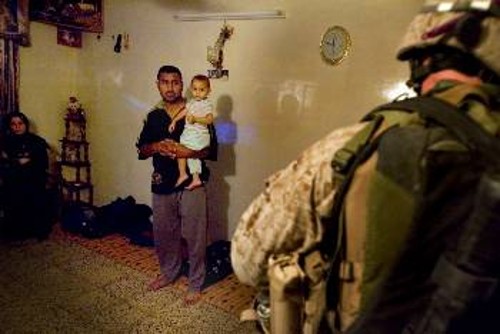 Κατοχικοί στρατιώτες έχουν εισβάλει σε σπίτι Ιρακινών