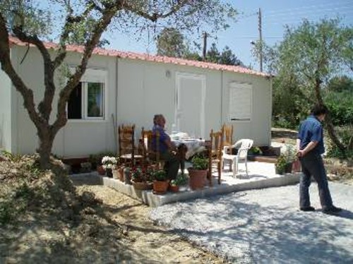 Η οικογένεια του Γ. Βαρδακαστάνη μετά τους σεισμούς ζει σε κοντέινερ, αφού το σπίτι τους χαρακτηρίστηκε «ακατάλληλο»