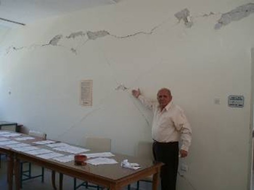 Ο Κωνσταντίνος Τσιντζιλώνης δείχνει στο «Ρ» τις ζημιές στο 2ο ΤΕΕ Ζακύνθου