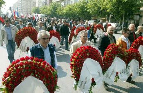 Από την πορεία για κατάθεση στεφανιών στο μνημείο του Καπνεργάτη