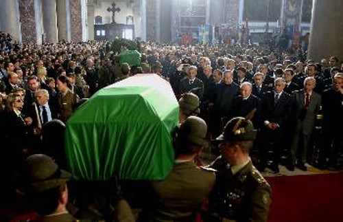 Τη στιγμή που επιστρέφουν από το Αφγανιστάν οι Ιταλοί στρατιώτες σε φέρετρα, η λεγόμενη «κεντροαριστερή» κυβέρνηση αποφασίζει την επέκταση της παραμονής τους