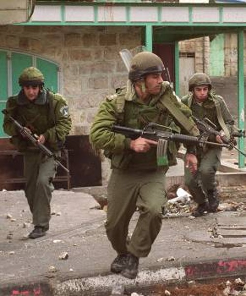 Ισραηλινοί στρατιώτες παίρνουν θέσεις βολής