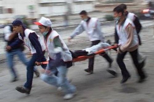 Παλαιστίνιοι μεταφέρουν τραυματία διαδηλωτή...