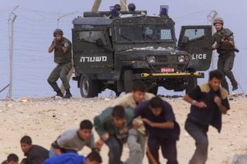 Ισραηλινοί στρατιώτες πυροβολούν εναντίον Παλαιστινίων διαδηλωτών
