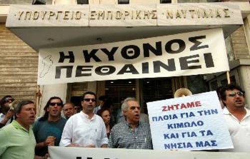 Από παλιότερη κινητοποίηση κατοίκων των Κυκλάδων ενάντια στον ακτοπλοϊκό αποκλεισμό των νησιών τους