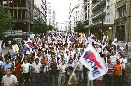 Η κεφαλή της πορείας φτάνει στο υπουργείο Εργασίας, την ώρα που τα τελευταία μπλοκ βρίσκονται ακόμα στην πλατεία Ομονοίας