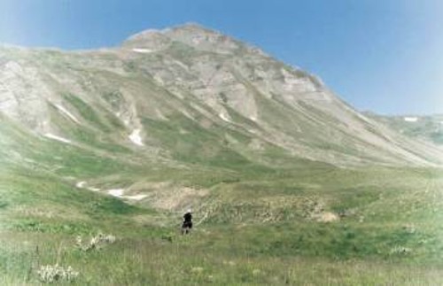 Από το ύψος αυτού του αλπικού λιβαδιού στα 2.300 μ., ο όγκος του 2.520 φαντάζει άπαρτο κάστρο. Και ήτανε ως την τελευταία ώρα