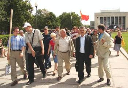 Στη φωτογραφία στη μέση διακρίνεται ο Β. Τιούλκιν, Πρώτος Γραμματέας της ΚΕ του ΚΕΚΡ και δίπλα του ο Γ. Τούσσας, ενώ πηγαίνουν να διαμαρτυρηθούν για τις συλλήψεις
