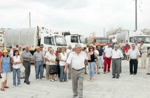 Σε μηνύσεις προχώρησαν κάτοικοι της περιοχής. (φωτ. από παλιότερη κινητοποίηση τις μέρες που έκαιγε η φωτιά στη χωματερή).