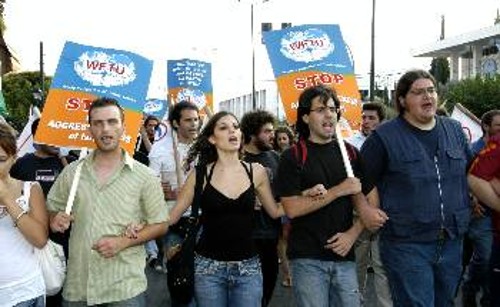 Νεολαίοι με πικέτες της ΠΣΟ σε πρόσφατη αντιιμπεριαλιστικήπορεία στην Αθήνα