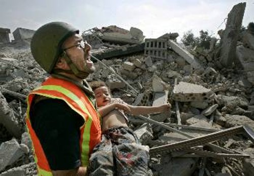 Η σφαγή της Κάνα, στα μέσα της ισραηλινής εισβολής, δέκα χρόνια μετά τον ισραηλινό βομβαρδισμό καταφυγίου του ΟΗΕ στην ίδια πόλη, ήταν μία από τις αιματηρότερες στιγμές του πολέμου με δεκάδες αμάχους, κυρίως παιδιά, νεκρούς