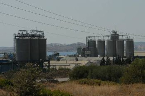 Η «DOW CHEMICALS ΑΕ», δίπλα από τη ΧΥΜΑ. Λόγω των επικίνδυνων υλικών που παράγει, αν περνούσε η φωτιά, θα προκαλούνταν σοβαρές συνέπειες για την υγεία των κατοίκων