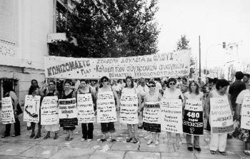 Το αίτημα του ΠΑΜΕ για σταθερή δουλιά με πλήρη δικαιώματα στην προμετωπίδα του ταξικού αγώνα(φωτ. από την απεργία στις 13/4/2006)