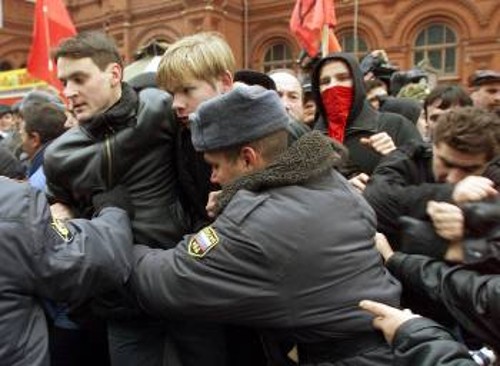Συγκρούσεις με την αστυνομία στο γιορτασμό της Οκτωβριανής Επανάστασης