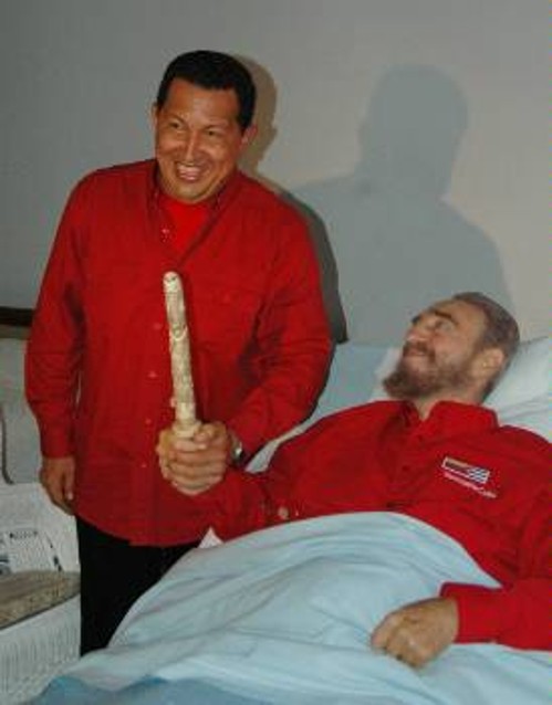 Ο Ούγκο Τσάβες ενώ δίνει στον Φιντέλ ένα στιλέτο του Σιμόν Μπολιβάρ, δώρο για τα γενέθλιά του