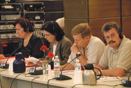 Διακρίνονται οι εκπρόσωποι του ΚΚΡΟ, του Πορτογαλικού ΚΚ και του ενοποιημένου ΚΚ Γεωργίας, καθώς και ο Ελ. Βαγενάς, μέλος της ΚΕ και του Τμήματος Διεθνών Σχέσεων