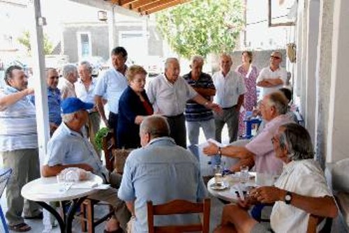 Η Βέρα Νικολαΐδου συνομιλεί με κατοίκους της Δροσοπηγής