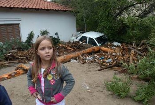 Ο τρόμος και η αγωνία για το αύριο ζωγραφισμένα στο πρόσωπο ενός μικρού κοριτσιού