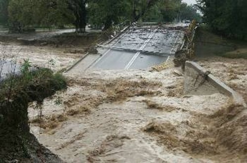 Η ανυπαρξία αντιπλημμυρικής θωράκισης προκάλεσε την καθίζηση δρόμων και την καταστροφή της γέφυρας στην παλιά Εθνική οδό Θεσσαλονίκης - Καβάλας