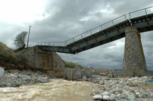 Η σιδηροδρομική γέφυρα του Ξηριά που κατέρρευσε