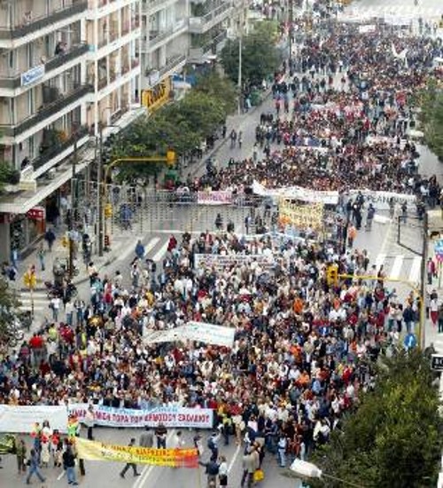 Μαζική η συμμετοχή στο συλλαλητήριο στη Θεσσαλονίκη