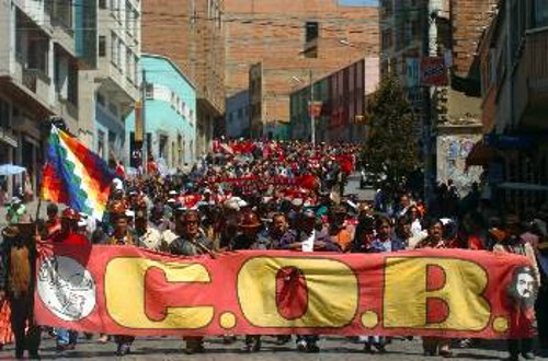 Οι ανθρακωρύχοι σε προχτεσινή διαδήλωση στη Λα Πας στηρίζουν την κυβέρνηση Μοράλες