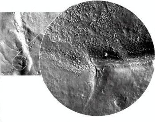 Μια από τις πρώτες δοκιμαστικές εικόνες υψηλής ανάλυσης δείχνει ένα τμήμα της Πεδιάδας του Βοσπόρου, με αμμοθίνες και κρατήρες διαμέτρου μερικών μέτρων. Η μεγέθυνση αποκαλύπτει μια βουνοκορφή με κοιλάδες που ίσως σχηματίστηκαν πολύ παλιά από νερό και ένα «ζάρωμα» που σχηματίστηκε πάνω από ένα ρήγμα