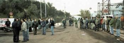 Εργάτες στην πύλη της ΛΑΡΚΟ, σε περιφρούρηση απεργίας τους τον περασμένο Νοέμβρη
