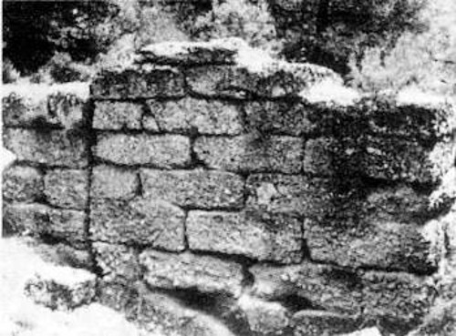 Αριστερά ο αρχαιολογικός χώρος του «Τύμβου του Σοφοκλή», από την εποχή των πρώτων ανασκαφών. Στην πάνω φωτογραφία διακρίνεται τμήμα του ταφικού περιβόλου του Τύμβου