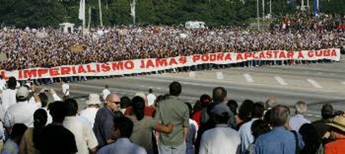 «Ο ιμπεριαλισμός ποτέ δε θα μπορέσει να συντρίψει την Κούβα», το μήνυμα των χιλιάδων νεολαίων που έκλεισαν τη λαϊκή διαδήλωση