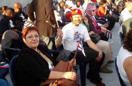 Η Αλ. Παπαρήγα στην εξέδρα μαζί με τον Κ. Οκουγιάν, ΓΓ της ΚΕ του ΚΚ Τουρκίας