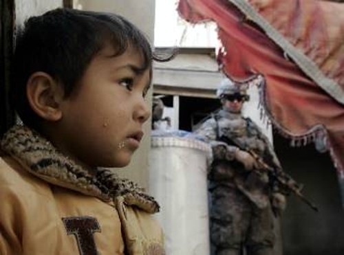 Κατοχικός «Ράμπο» σε περιπολία στη Βαγδάτη υπό το φοβισμένο βλέμμα του μικρού παιδιού
