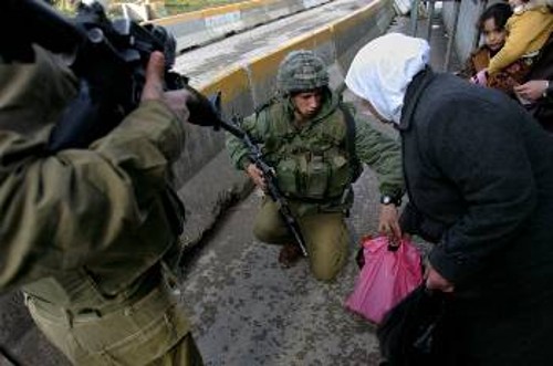 Η καθημερινότητα των Παλαιστινίων στα σημεία ελέγχου στη Δυτική Οχθη