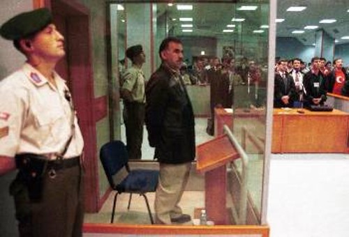 Ο Α. Οτσαλάν στο γυάλινο κουτί κατά τη διάρκεια της δίκης (φωτό αρχείου)