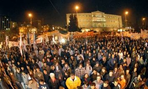 Εξω από τη Βουλή όλη τη μέρα χιλιάδες διαδηλωτές εξέφρασαν αγωνιστικά την αντίθεσή τους στην προωθούμενη αναθεώρηση, που όχι μόνο ανοίγει το δρόμο στην ίδρυση ιδιωτικών πανεπιστημίων αλλά και στη συνολική ιδιωτικοποίηση της δημόσιας Παιδείας. Ραντεβού στους δρόμους του αγώνα, την ερχόμενη Τετάρτη